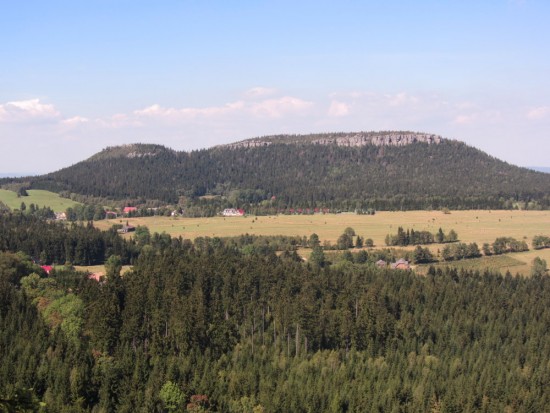 Szczeliniec Wielki (Góry Stołowe) widziany z Fortu Karola w Karłowie.