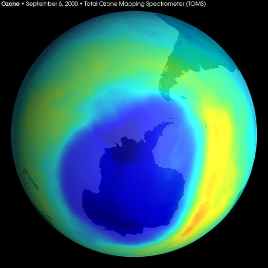Dziura ozonowa nad Antarktydą.
