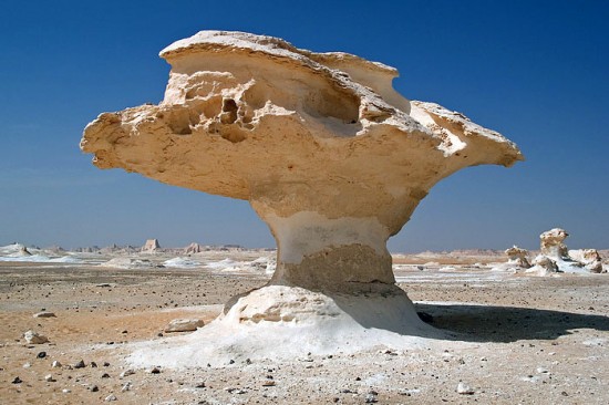 Silnie zerodowane wapienie na pustyni libijskiej.