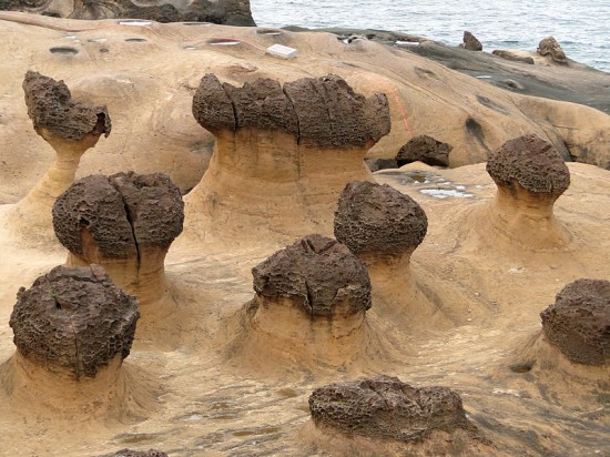 Skały-grzyby z Tajwanu (Geopark Yehliu).