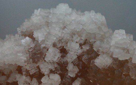 Kryształy minerału halitu, czyli soli kuchennej.