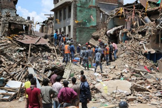 Skutki katastrofalnego trzęsienia ziemi w Nepalu (kwiecień 2015).
