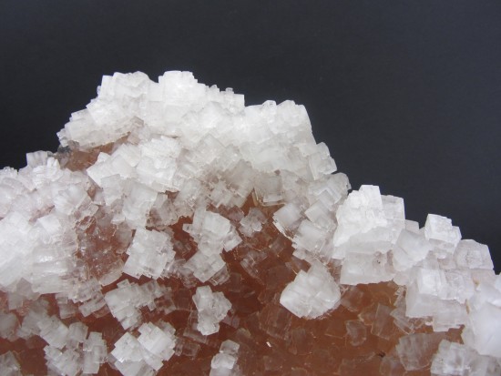 Kryształy minerału halitu, czyli soli kamiennej.