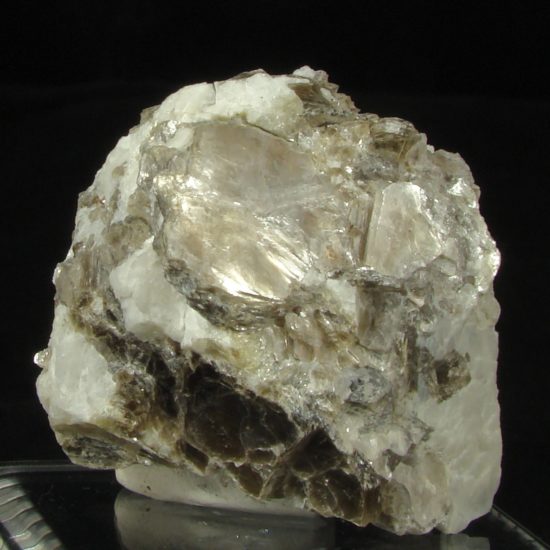Minerał muskowit, należący do grupy mik (łyszczyków).