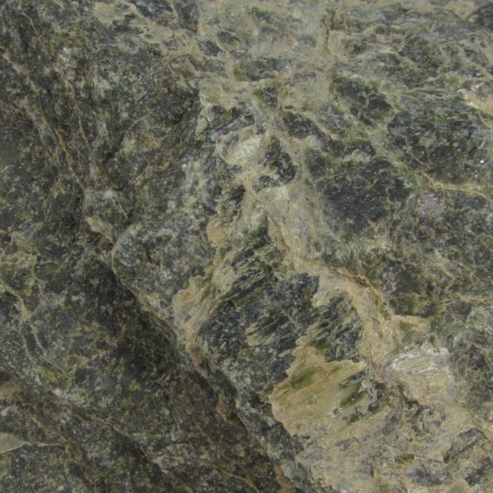 Serpentynit - skała zbudowana z minerałów z grupy serpentynów.