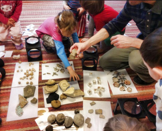 Zajęcia dla dzieci o skamieniałościach/skamielinach z czasów dinozaurów.