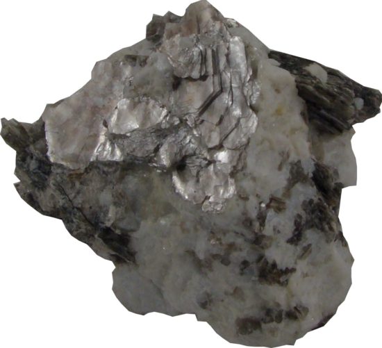 Minerał muskowit (odmiana miki): blaszkowe kryształy na skaleniu.
