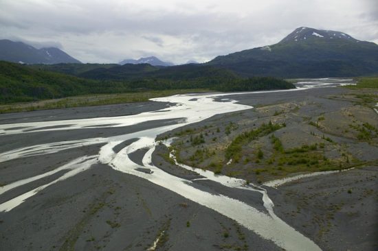 Sandr z rzeką roztokową (Kenai, Alaska, USA).