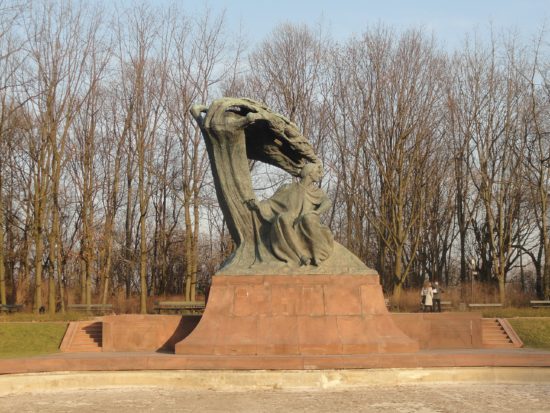 Triasowe, czerwone piaskowce wąchockie w cokole pomnika Fryderyka Chopina w Łazienkach Królewskich w Warszawie.
