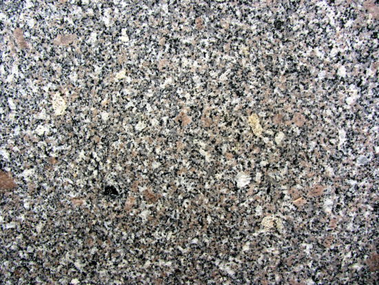 Wypolerowana powierzchnia granitu karkonoskiego.